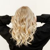 Frau mit gewellten und abmattierten blonden Haaren