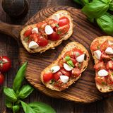 Bruschetta mit Tomaten, Mozzarella und Basilikum, doch der Fantasie sind beim Belegen keine Grenzen gesetzt