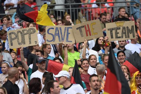 "Popp, save the team", fordern deutsche Fans vor dem Spiel auf der Tribüne - leider fiel der Superstar kurz vor Anpfiff aus