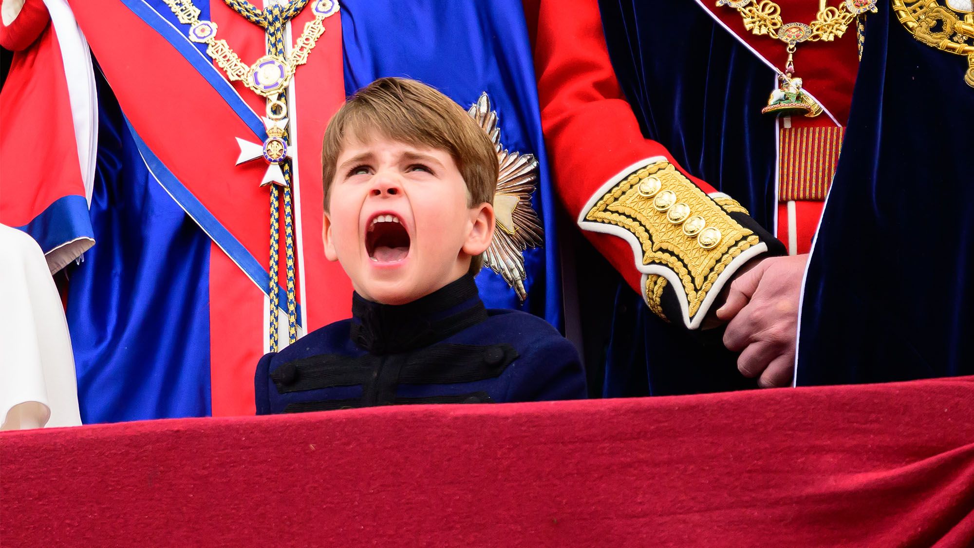 Prinz Louis: Während Schwester Charlotte brav winkt, dreht er auf dem Balkon voll auf