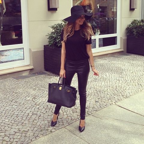 Mandy Capristo posiert mit ihrer Hermès-Tasche für ein Instagram-Bild.