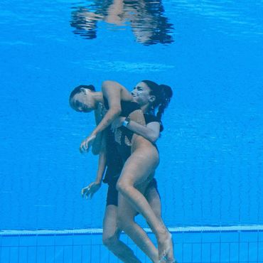 Drama bei Weltmeisterschaft - Coach rettet Schwimmerin das Leben, während die Rettungsschwimmer nur zusehen 