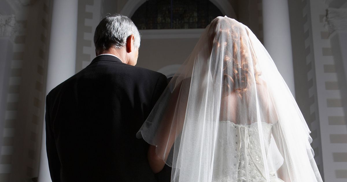 Beim Betreten der Kirche: Ansteckmikrofon zeichnet Vater der Braut auf