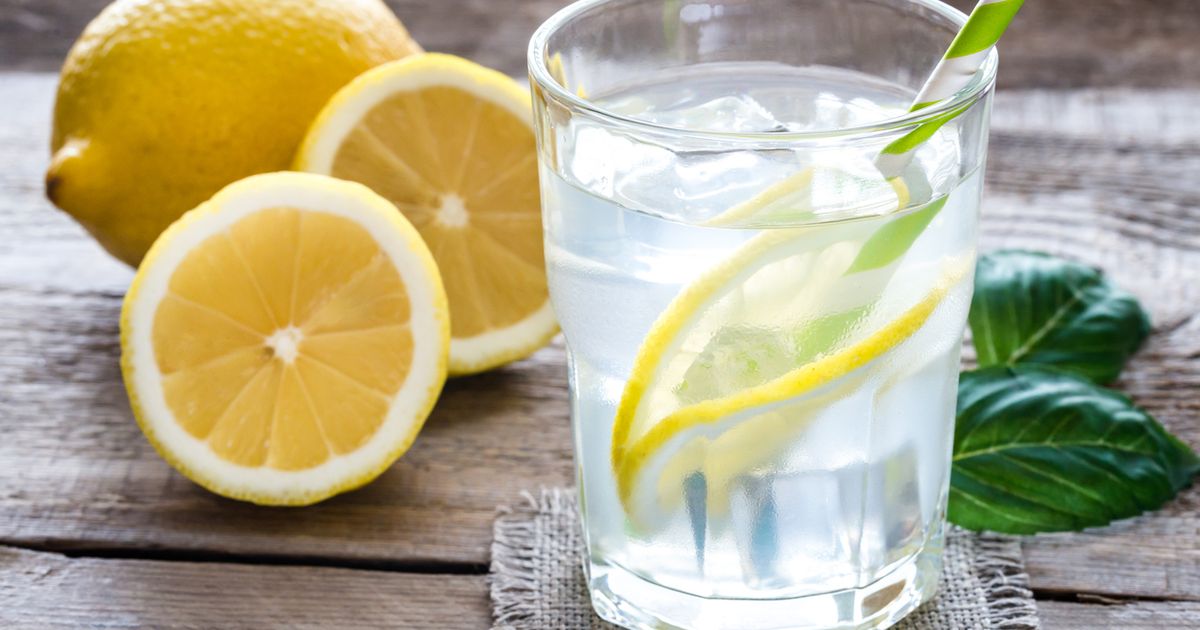 Trink dich schlank: Warum dir Zitronenwasser wirklich beim Abnehmen ...