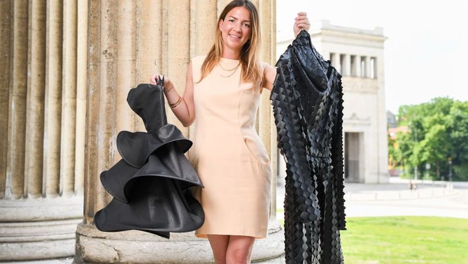 Die Münchner Modedesignerin Sabine Feuerer zeigt Mode ihrer eigenen Kollektion.