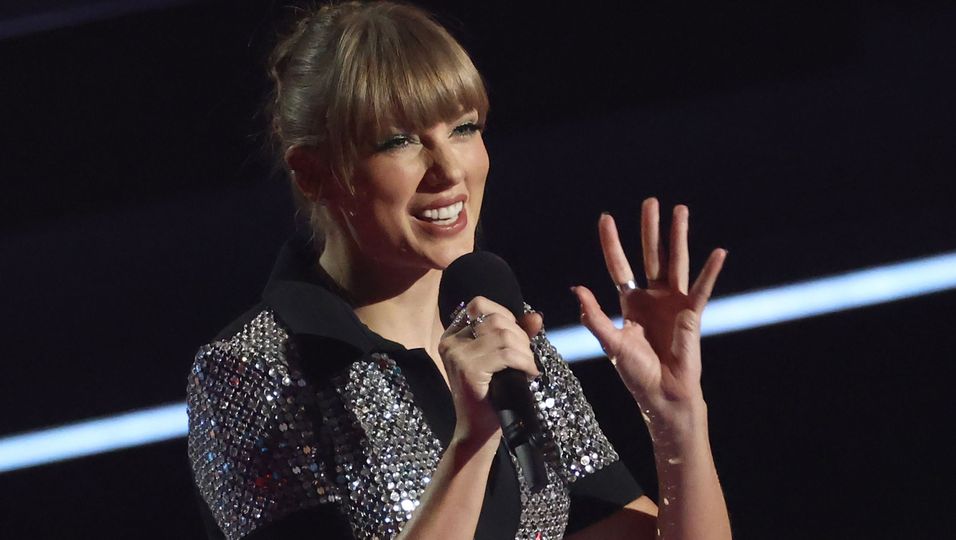 Taylor Swift freut sich über eine Auszeichnung bei der Verleihung der MTV Europe Music Awards in Düsseldorf.
