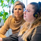 Máxima der Niederlande: Hightech mit Headset: Hochkonzentriert (arbeitet sie) im Callcenter