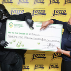 Mann holt seinen 82-Millionen-Lottogewinn in Darth Vader-Kostüm ab 