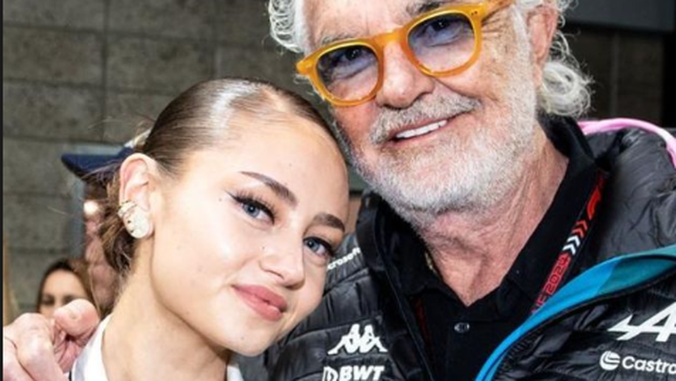 Leni Klum und ihr leiblicher Vater Flavio Briatore lächeln gemeinsam in die Kamera.