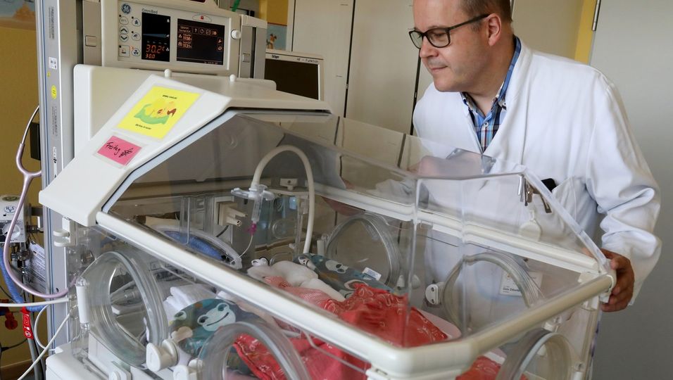 Laut Dirk Olbertz, Chefarzt der Neugeborenenmedizin des Klinikums Südstadt in Rostock, liegt die Frühgeburtenrate in Deutschland zwischen sieben und neun Prozent.