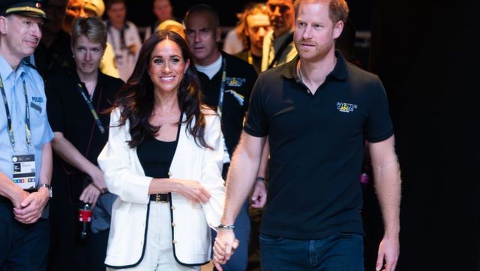 Händchenhaltend mit Prinz Harry – dabei überrascht sie in kurzer Hose