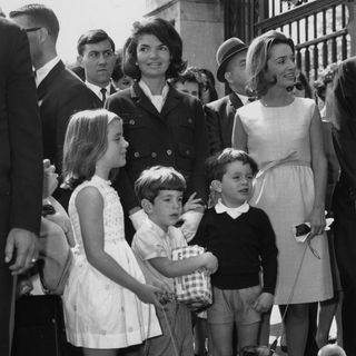 Jackie Kennedy und ihre Schwester Lee Radziwill vor dem Buckingham Palace