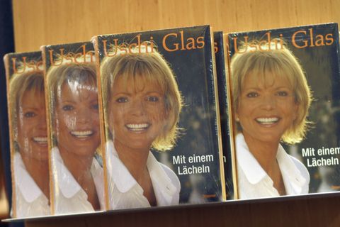 Uschi Glas brachte 2004 ihr Buch &quot;Mit einem Lächeln“ in die Läden.