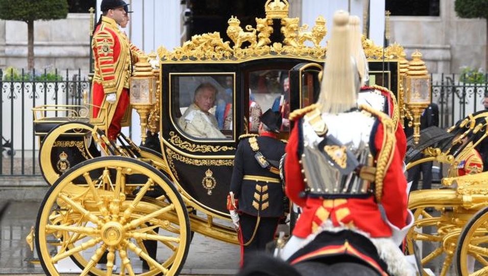 Majestätischer Auftritt: Charles & Camilla fahren mit goldener Kutsche vor