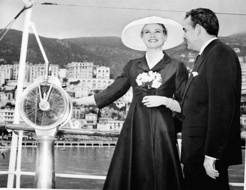 Als Grace Kelly vor ihrer Hochzeit mit der Yacht in Monaco ankam, strahlte sie mit der Sonne um die Wette. 