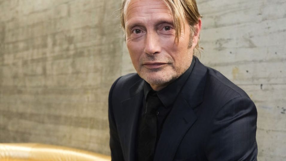 Dänischer Hollywoodstar Mads Mikkelsen bekommt BAMBI 2023 verliehen ...