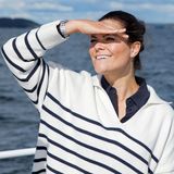 Victoria von Schweden: Lässig & gutgelaunt: Im Maritim-Look geht’s auf hohe See