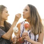 Frauen beim Eis essen