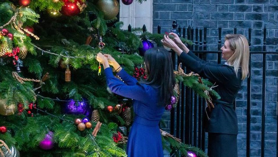 Herzliche Szenen: Olena Selenska schmückt den Baum in der Downing Street