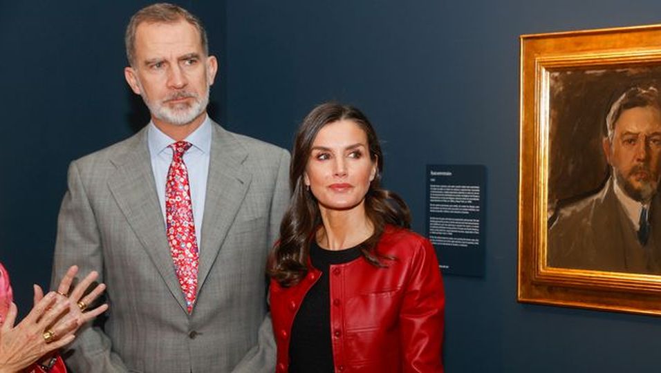 Rote Fashion-Art – Bei der Ausstellung werden sie selbst zur Kunst