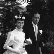 Die schöne Audrey Hepburn heiratet ihren Filmproduzenten Mel Ferrer 1954 in einem romantischen Brautkleid von Balmain.