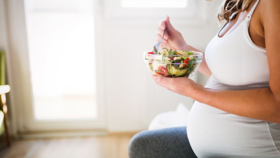 Schwangere mit gesunder Mahlzeit