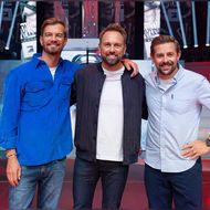 Die Erfolgsshow "Joko & Klaas gegen ProSieben" läuft seit 2019. Am 17. Oktober starten fünf neue Folgen. Moderator der Show ist Steven Gätjen (Mitte).