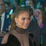 J.Lo: Laut ihr feiert dieser 70ies Mantel ein Trendcomeback in 2023