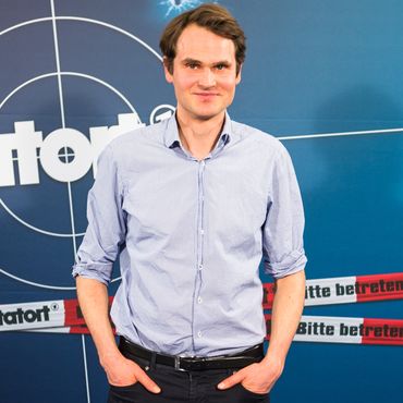 "Tatort"-Star Fabian Hinrichs - Er stammt aus einer Polizistenfamilie: "Wir sprechen so gut wie gar nicht über meine Arbeit"