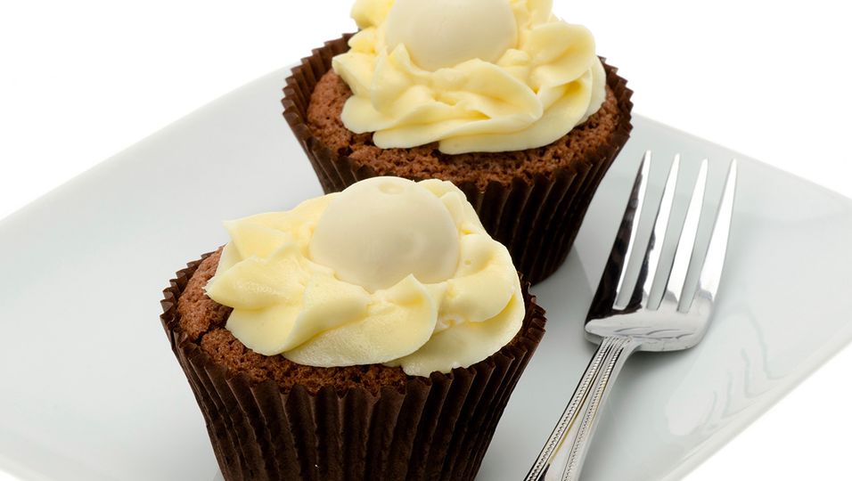 Vegane kleine Kuchen: Cupcakes mit weißer Schokolade und Schokomousse ...