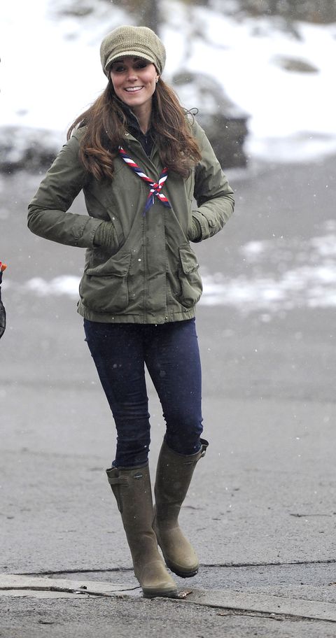 Am 22. März 2013 besuchte Kate kleine Pfadfinder und kam leger mit Ballonmütze, Parka und Jeans. 