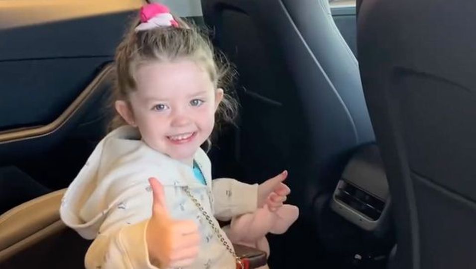 Junge Eltern aus Ohio kaufen vierjähriger Tochter knallroten Tesla