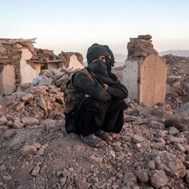 Ein Afghane sitzt in den Trümmern seines Hauses im Bezirk Zenda Jan in der Provinz Herat.