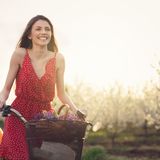 Frau mit rotem Kleid auf Fahrrad