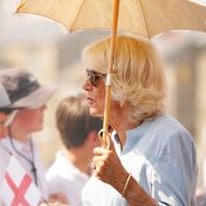 Herzogin Camilla: Mit Schirm und Sonnenbrille trotzt sie dem kaiserlichen Wetter