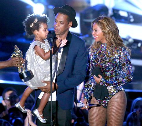 Gegen alle Trennungsgerüchte: Rapper Jay-Z und Ehefrau Beyonce Knowles kamen mit Töchterchen Blue Ivy Carter auf die VMA-Bühne.