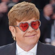 So kennt man Elton John: Der Sänger hat ein Faible für auffällige Sonnenbrillen und extravagante Bühnenoutfits.