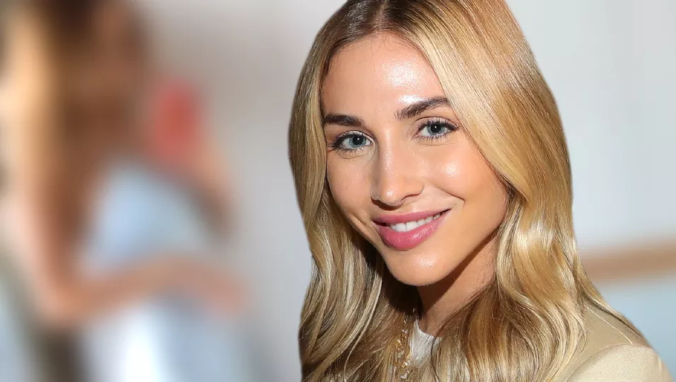 AnnKathrin Götze Oben hochgeschlossen, unten sexy Sie setzt ihren AfterBabyBody in Szene