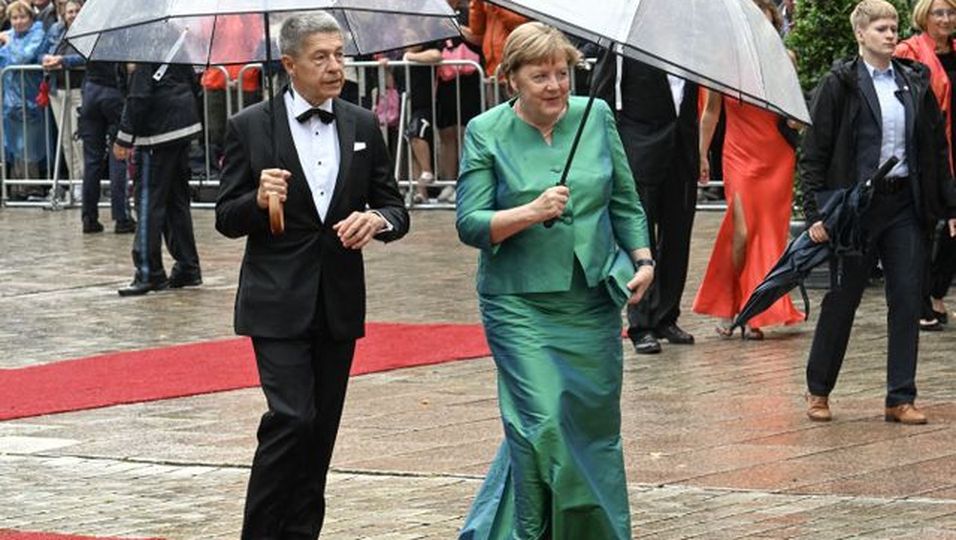 Mit Partner-Regenschirmen sind sie die Hingucker der Bayreuther Festspiele