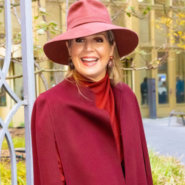 Königin Máxima: Mit XXL-Hut und stylischem Cape trotzt sie Wind und Wetter
