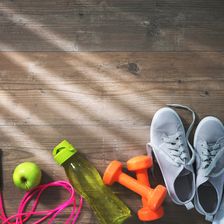 fitness-trends 2019, springseil, apfel, wasserflasche, hanteln, schuhe, handtuch