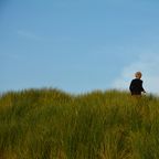 Junge auf Düne in Dänemark