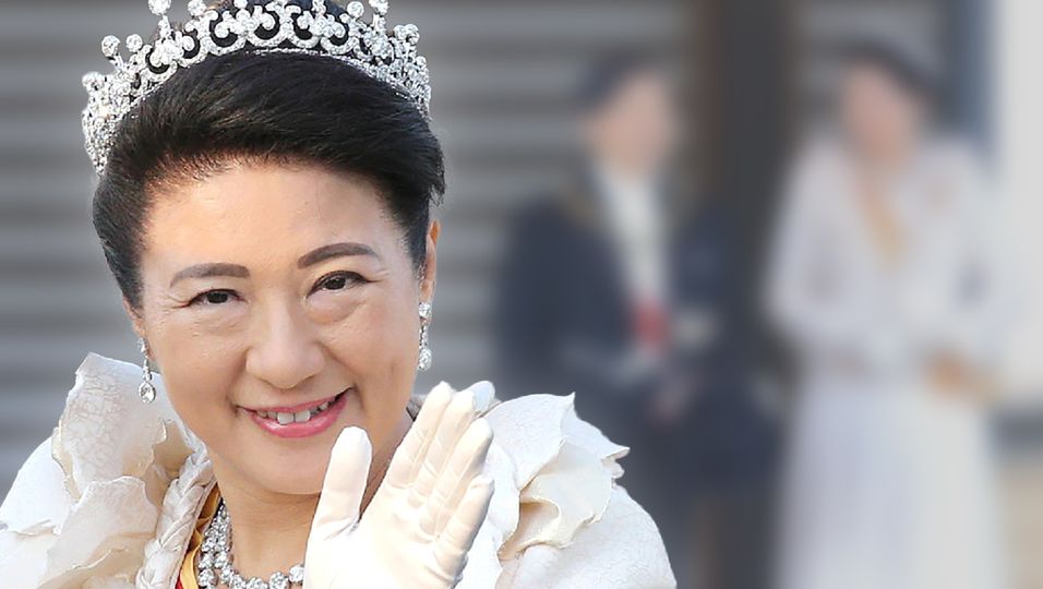 Cremefarbene Robe, funkelnde Juwelen: die neue Kaiserin strahlt mit ihrem Outfit um die Wette