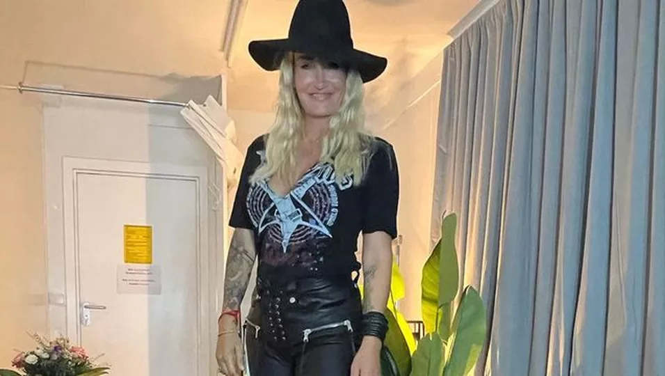 Sarah Connor begeistert in rotem Outfit bei Weihnachtskonzert in