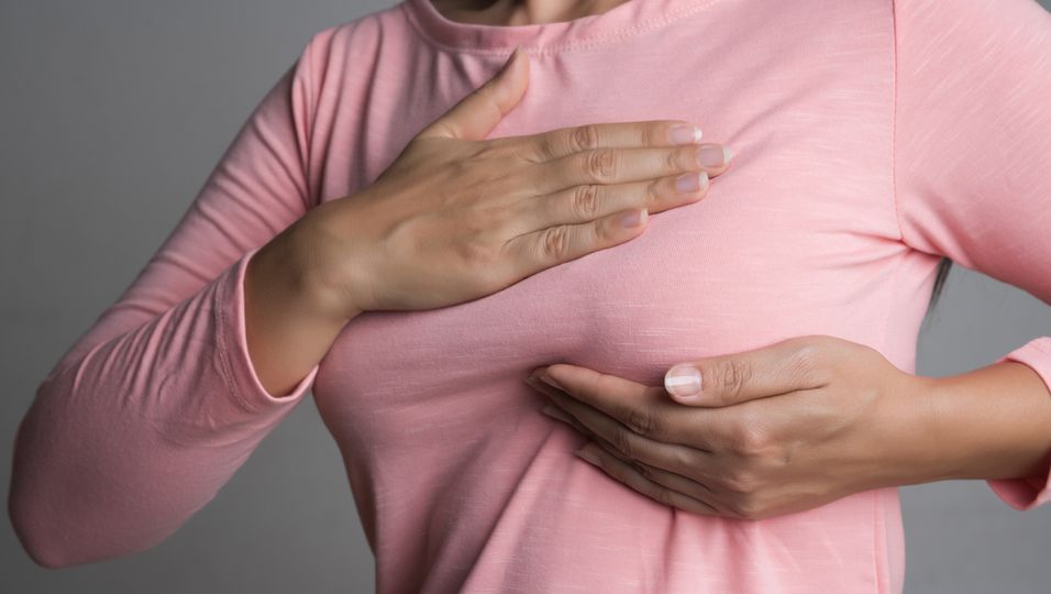 Brustkrebs-Test: Frau prüft, ob sie Knoten ertasten kann