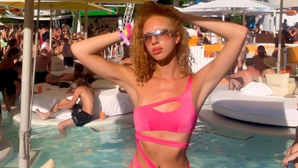 Grund zum Feiern: Im pinken Cut-Out-Badeanzug genießt sie die Poolparty
