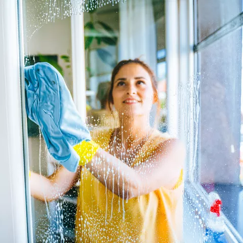 Überraschendes Mittel macht deine Fenster total sauber