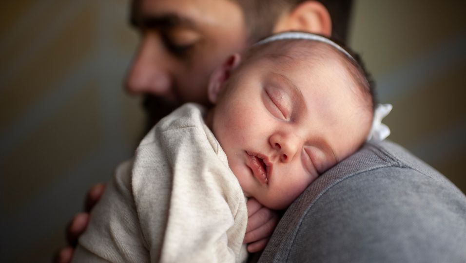 Für ein paar gemeinsame Minuten: Mutter bringt Baby früher zur Welt – damit der sterbende Papa sein Kind kennenlernen kann