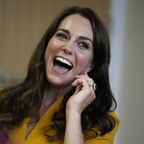 Abgeschaut bei Prinzessin Kate: Ihre Pussy Bow Blouse ist perfekt für den Alltag