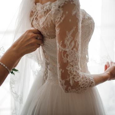 Zur Hochzeit ihres Sohnes ist eine Frau im Brautkleid erschienen - aus einem rührenden Grund.